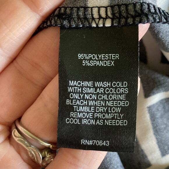 Jessica Howard Black & White Abstract Print Stretch Pullover Dress, Size 12 - Picture 9 of 10